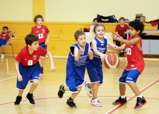 enfants qui jouent au basket