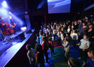 Les enfants devant la scène lors d'un concert jeune public 